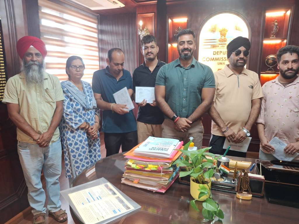 दिव्यांगजनों के सशक्तीकरण की दिशा में जिला प्रशासन ऊना का सराहनीय कदम डीसी जतिन लाल ने चार को सौंपे एफडी प्रमाणपत्र